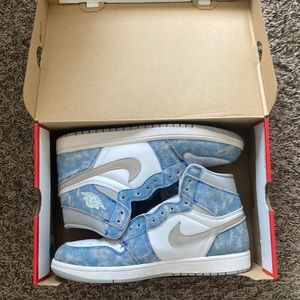 Jordan 1 Retro High Hyper Royal